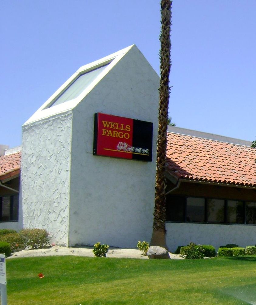Sunrise Square Shopping Center: 1751 N Sunrise Way, Palm Springs, CA 92262